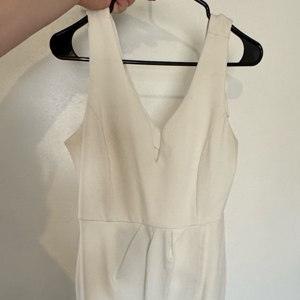 Elegant White Sleeveless Dress